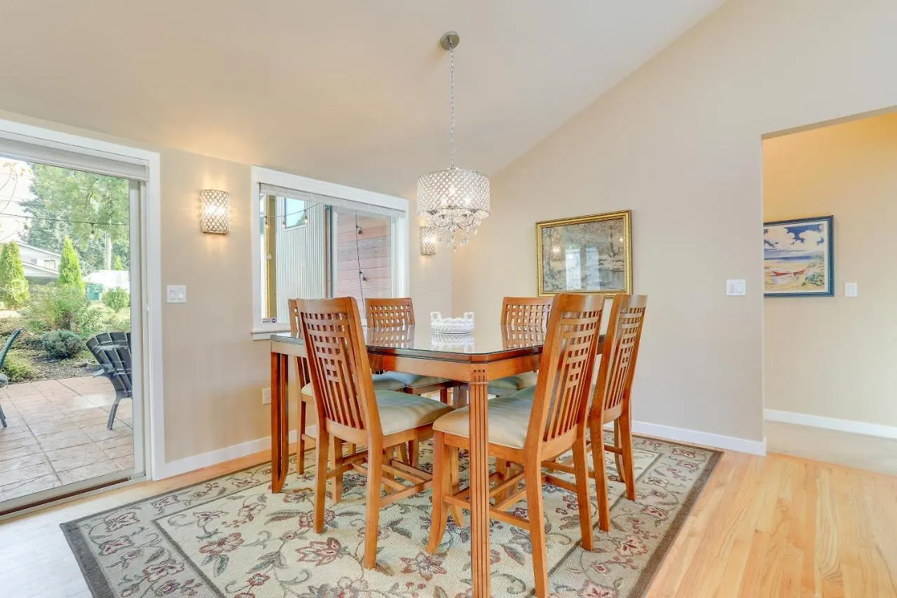 Beautiful Seattle Home With Patio About 9 Mi To Downtown