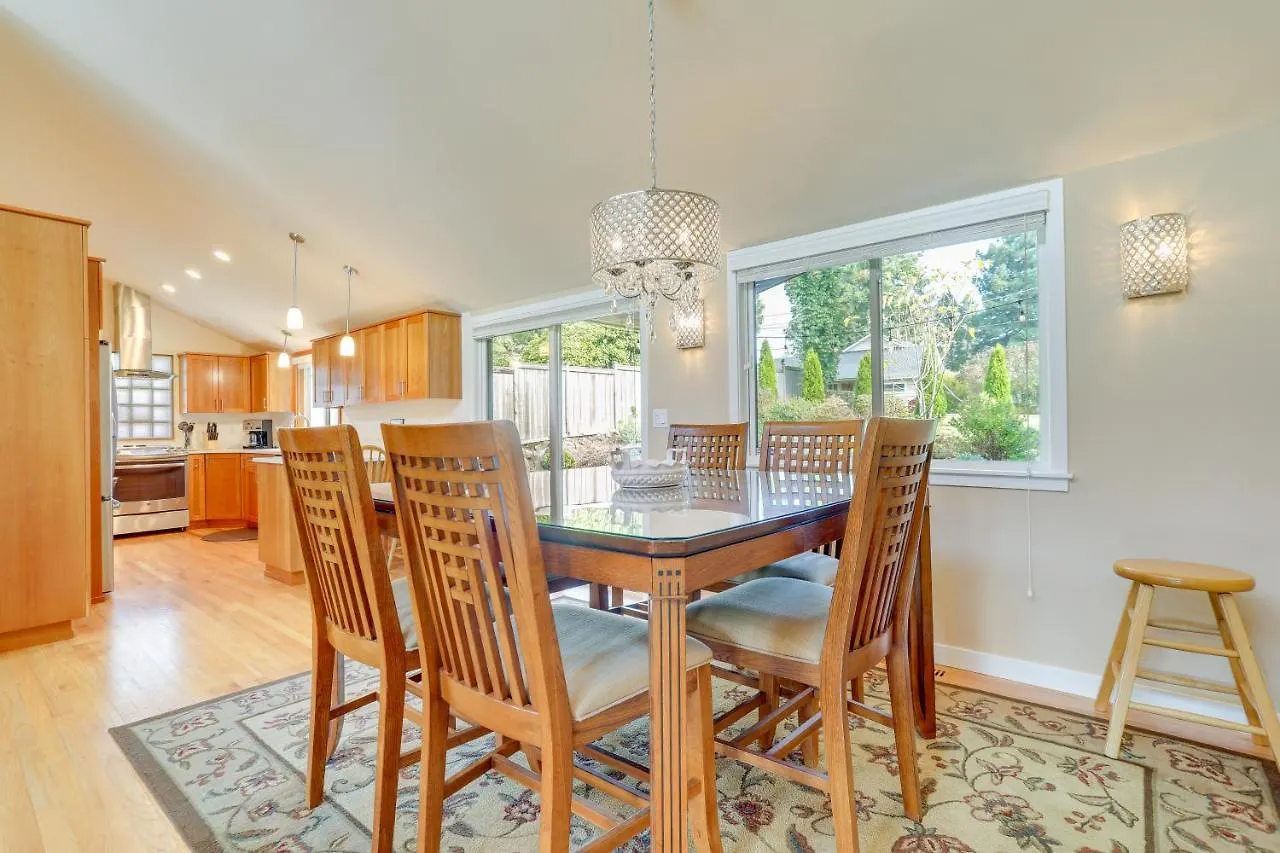 Beautiful Seattle Home With Patio About 9 Mi To Downtown 0*,