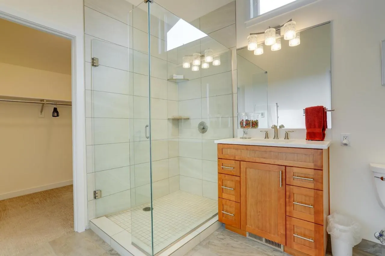 Beautiful Seattle Home With Patio About 9 Mi To Downtown 0*,