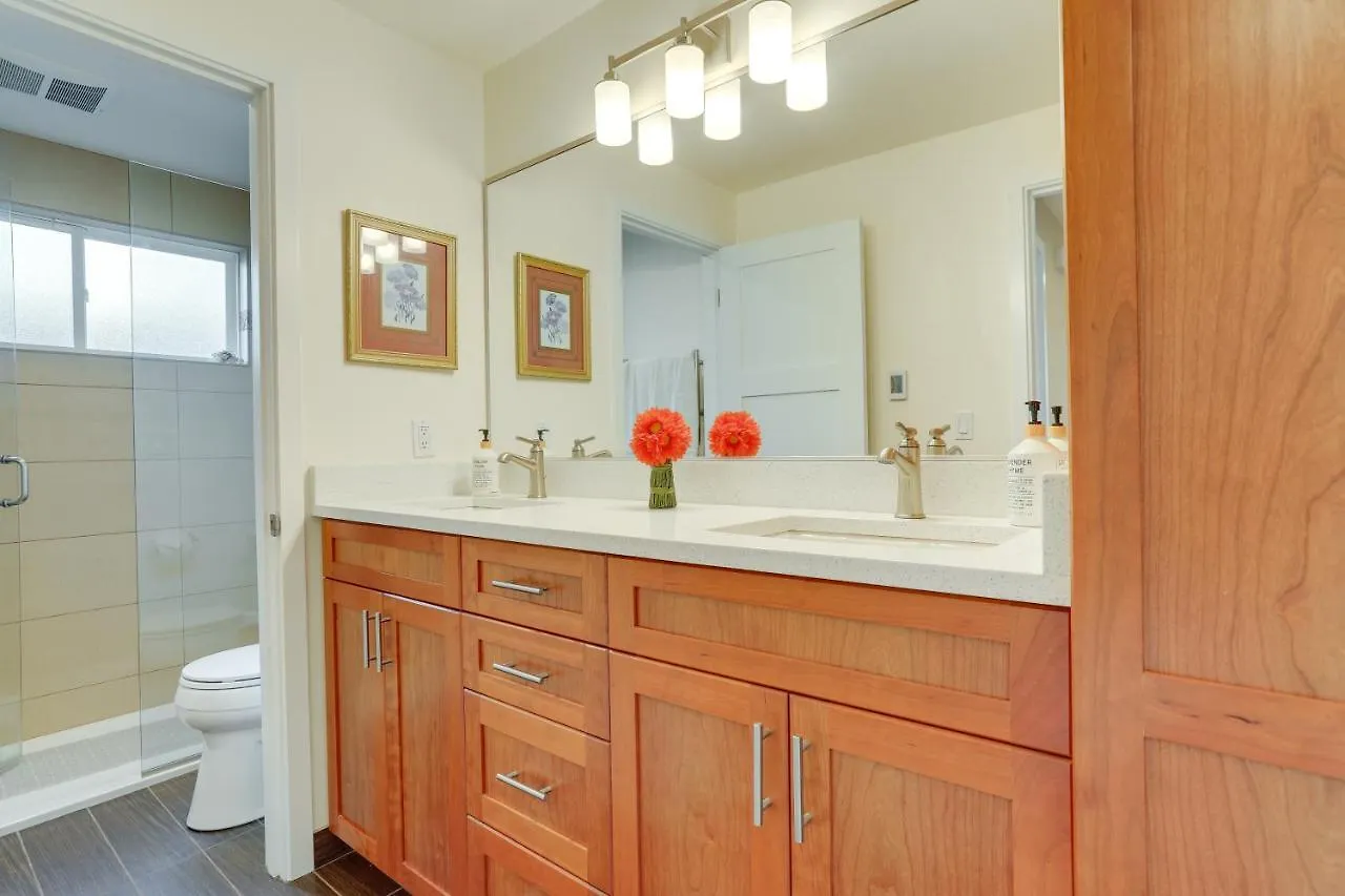 Beautiful Seattle Home With Patio About 9 Mi To Downtown Holiday home